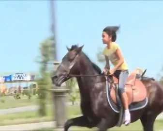 At Üstünde Muhteşem Bir Şova İmza Atan 9 Yaşındaki Azerbaycanlı Gülay