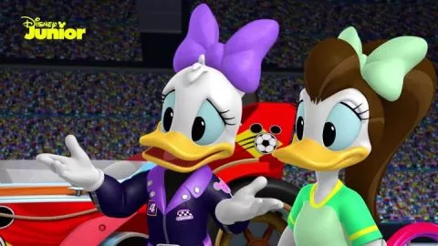 Mickey Ve Çılgın Yarışçılar - Daisy Süper Şarjıyla Futbol Maçını Mahvediyor