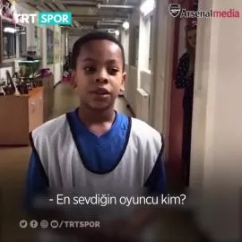 Mesut Özil, Tribündeki Minik Bir Hayranına Sürpriz Yaptı