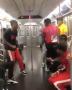 Metro Hattında Sıra Dışı Dans Eden Siyahi Gençler