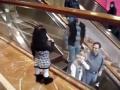 Yürüyen Merdivendeki İnsanlara Bye Diyen Çocuk