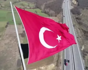2 Bin Metrekare Büyüklüğü İle Türkiye'de Dalgalanan En Büyük Türk Bayrağı