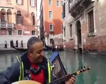 Venedik Sokaklarında Gondol Üzerinde Bağlamayla Tokat Türküsünü Çalan Güzel Abimiz