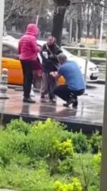 Ankara'da Yağmur Altında Titreyen Yaşlı Kadına Montunu Veren Koca Yürekli Adam