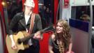 Avrupa Metrosunda Yolcularla Beraber Şarkı Söylediler 